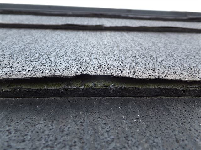 スレート屋根材の端部が浮き上がっている